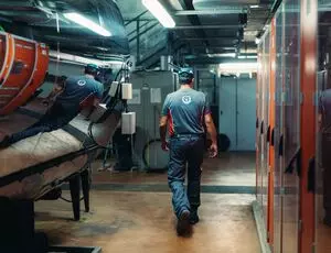 Veolia Mitarbeiter geht an Boiler vorbei