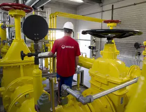 Veolia Mitarbeiter steht in der Mitte des Wärmeverteilungssystems für industrielle Fernwärme