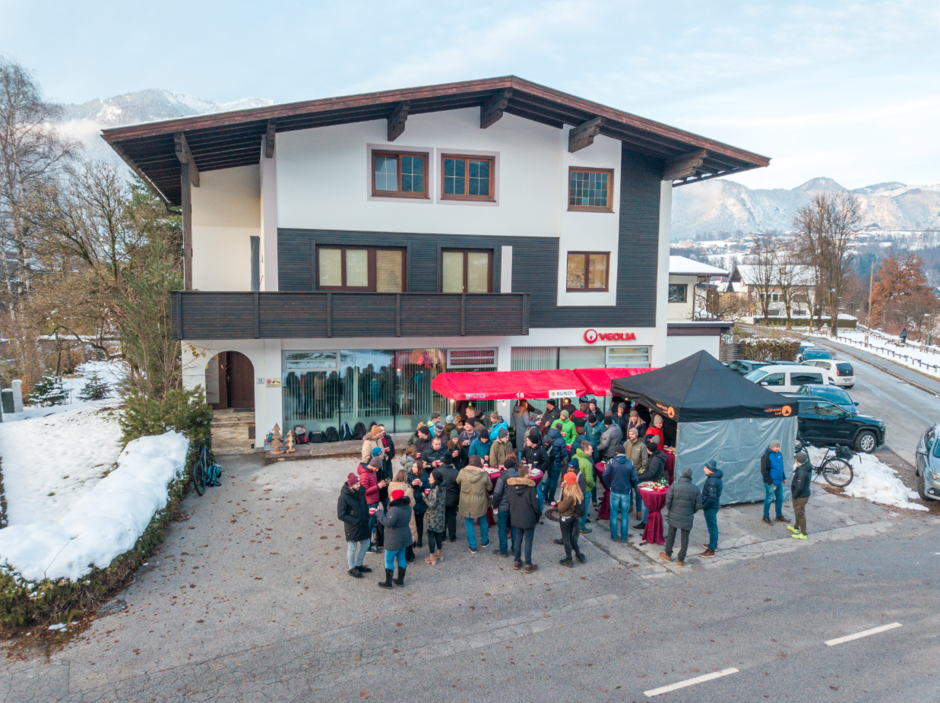 Glühweinstand vor dem Büro von Veolia in Kundl, viele Veolia Mitarbeiter, es handelt sich um ein Drohnenfoto