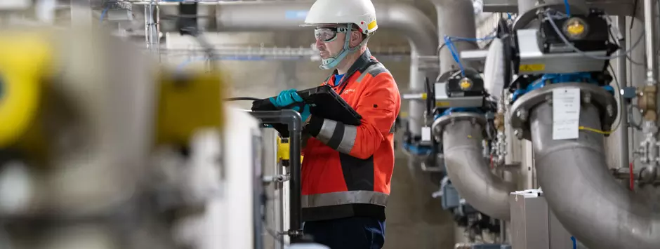 Veolia Mitarbeiter Überprüfung Luftlecks mit Ultraschall