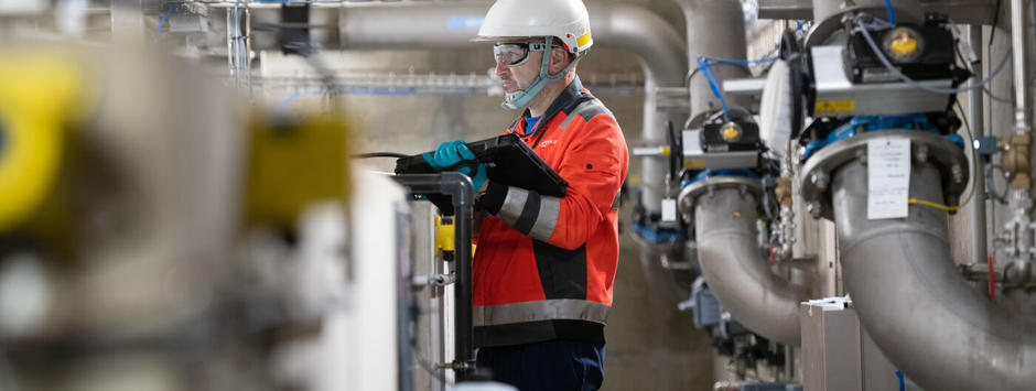 Veolia Mitarbeiter Überprüfung Luftlecks mit Ultraschall
