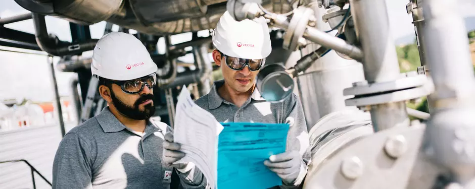 Zwei Veolia Mitarbeiter aus dem Bereich Prozessleittechnik lesen einen Bericht