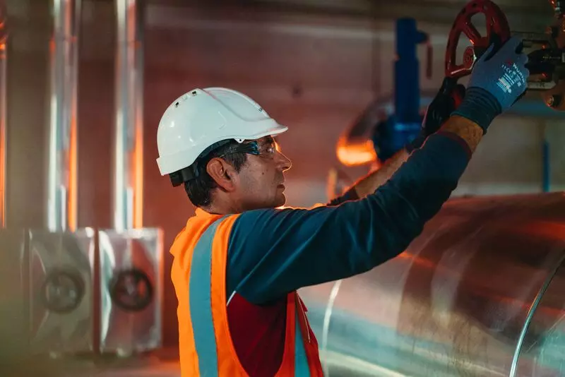 Veolia Servicemitarbeiter dreht an einem Regelventil