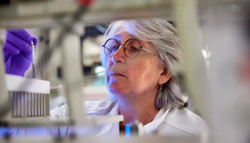 Labortechnikerin macht gerade eine Analyse