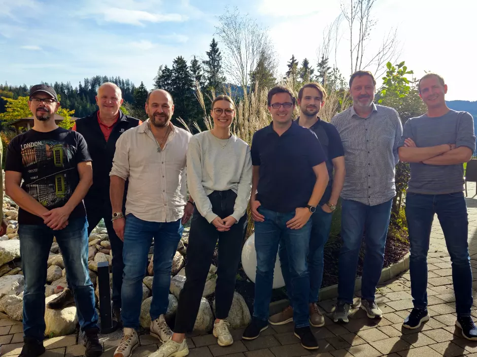 Unsere Ausbilder und Ausbilderinnen inkl. dem Trainer im Garten vom Panorama Royal Hotel beim Seminar "Lehrlingsausbilder als Coach"