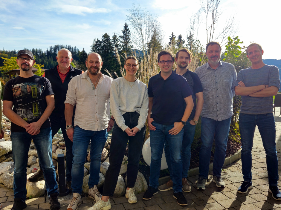 Unsere Ausbilder und Ausbilderinnen inkl. dem Trainer im Garten vom Panorama Royal Hotel beim Seminar "Lehrlingsausbilder als Coach"