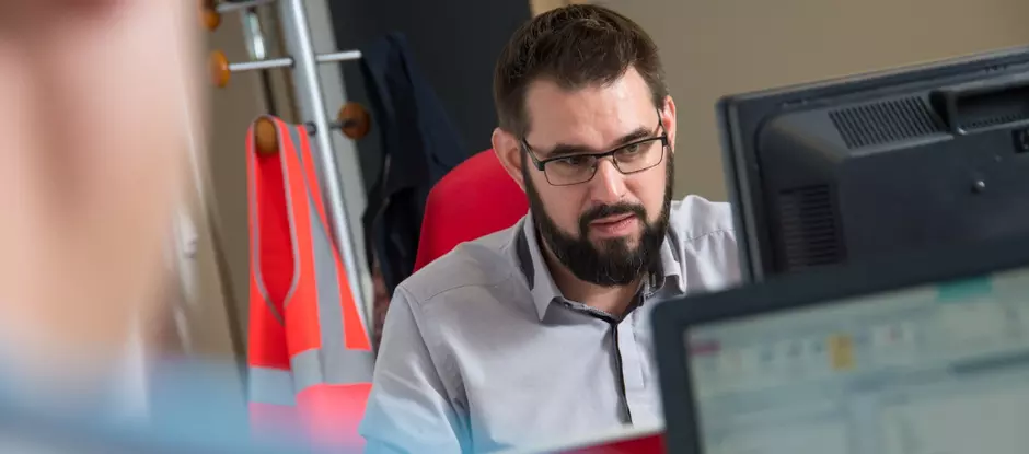 Ein Veolia Mitarbeiter arbeitet am PC