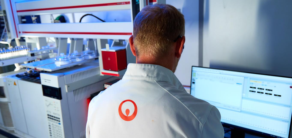 Ein Veolia Mitarbeiter arbeitet im Labor an einem PC