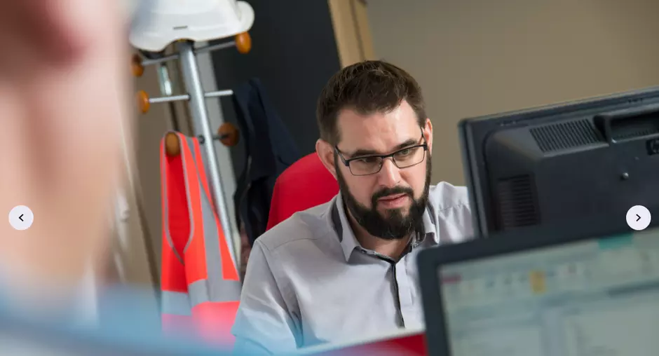 Ein Veolia Mitarbeiter arbeitet am PC