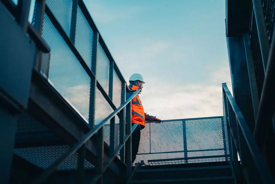 Ein Veolia Mitarbeiter auf einem Gebäude