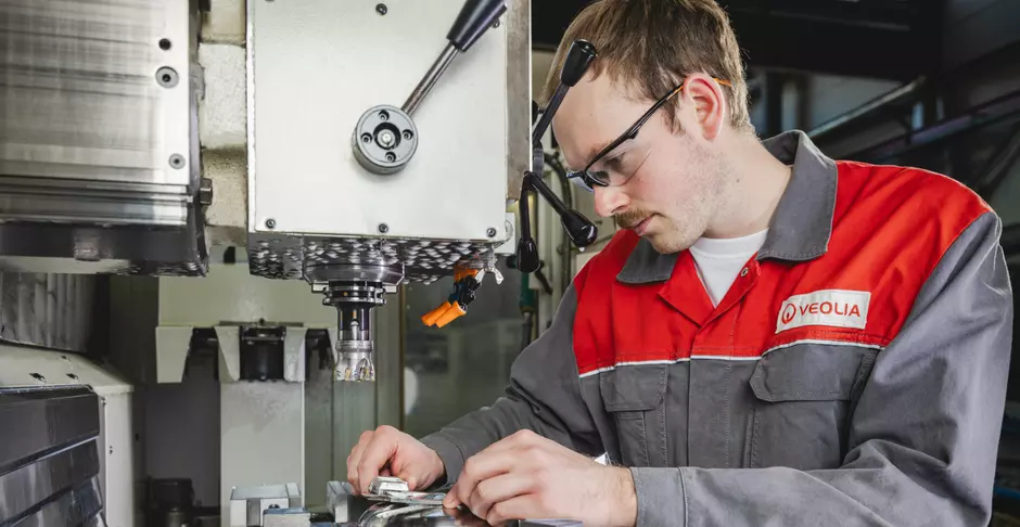 Maschinenbautechniker, ein Veolia Mitarbeiter beim Fräsen 