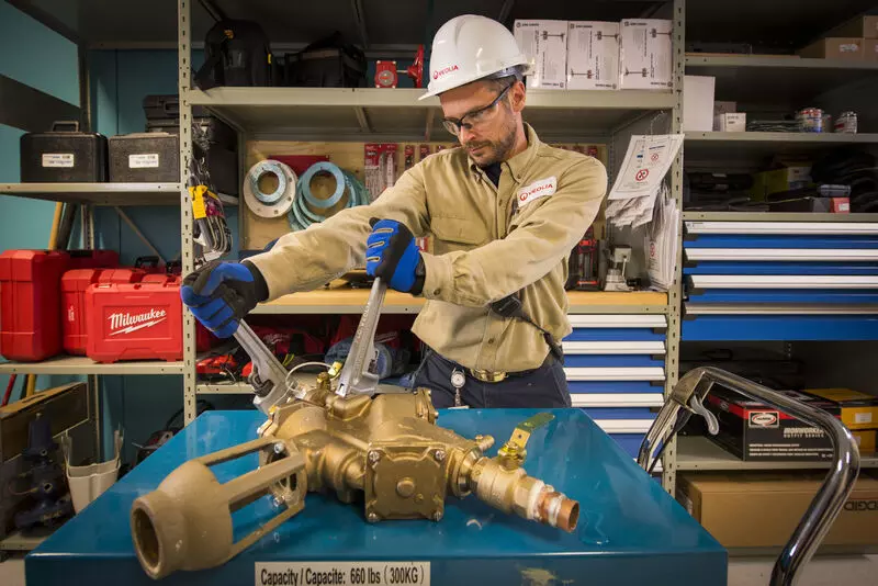 Veolia Mitarbeiter repariert eine Pumpe