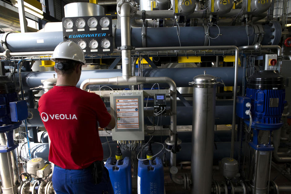 Veolia Mitarbeiter arbeitet an Wärmeanlage